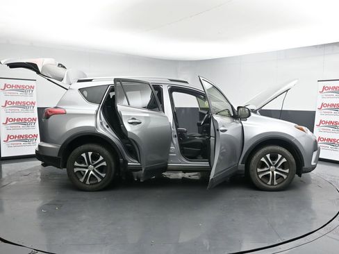 Used 2018 Toyota RAV4 LE image 27