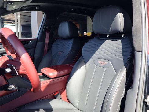 Used 2025 Bentley Bentayga image 2