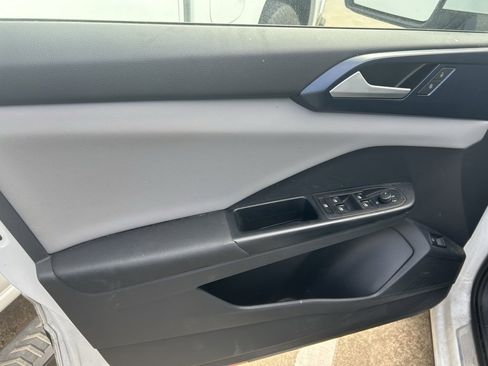 Used 2023 Volkswagen Taos SE image 9