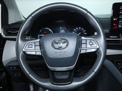 Used 2024 Toyota Sienna XLE image 32