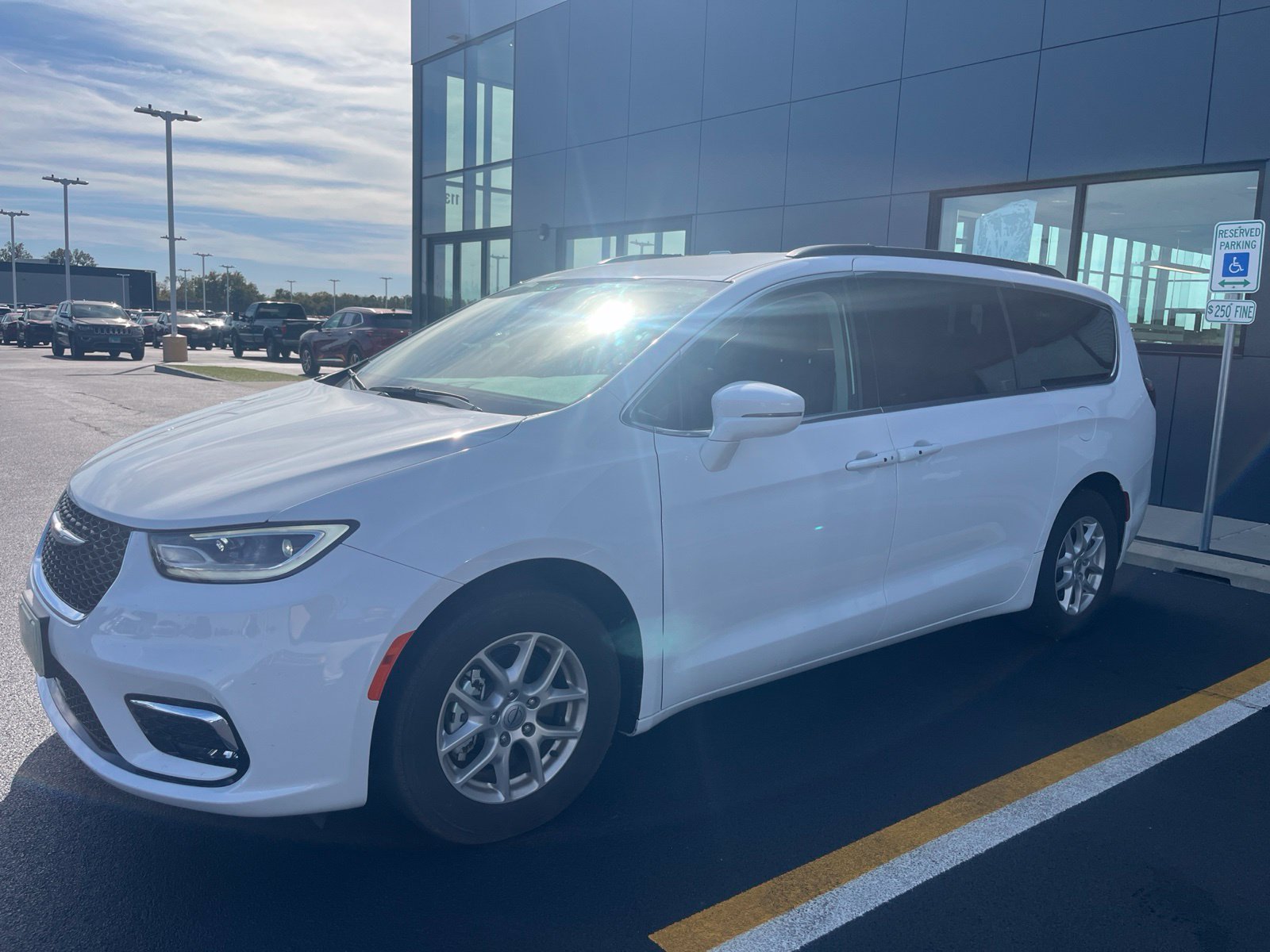 Used 2022 Chrysler Pacifica Touring-L FWD image 1