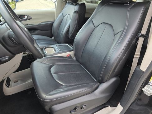 Used 2023 Chrysler Pacifica Touring-L FWD image 24