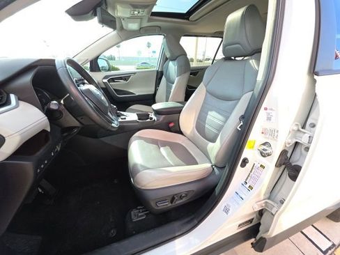 Used 2019 Toyota RAV4 Limited w/ Cold Weather Package AWD/4WD image 13