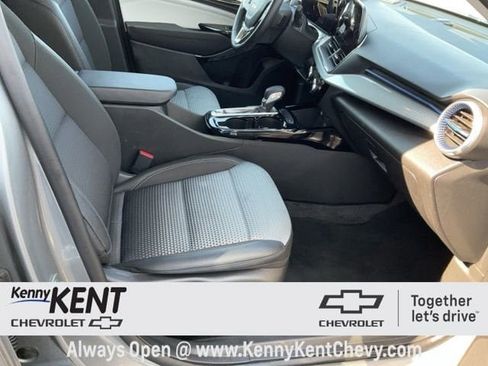 Used 2025 Chevrolet Trax LT w/ LT Convenience Package image 13