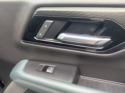 Used 2025 GMC Yukon XL AT4 image 39