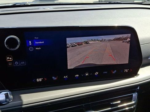 Certified 2025 Chevrolet Traverse LT FWD image 18