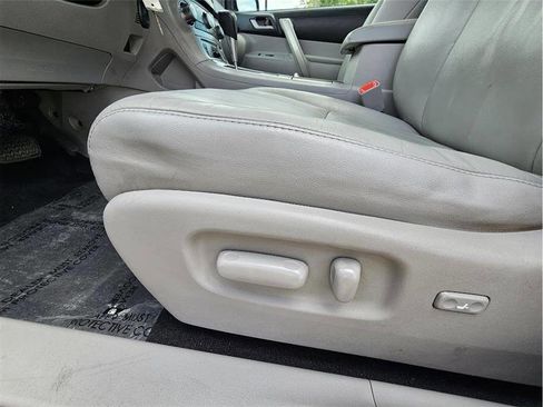 Used 2012 Toyota Highlander SE w/ Tow Pkg AWD/4WD image 24