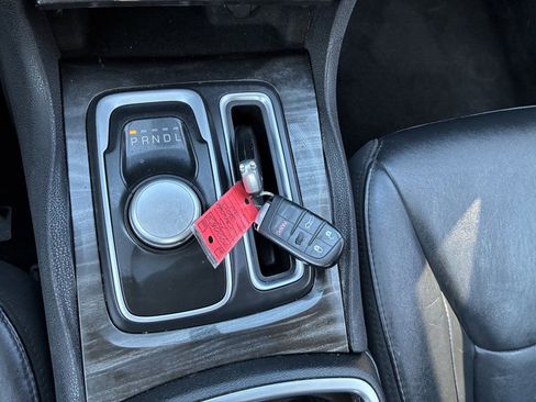 Used 2015 Chrysler 300 Limited image 13