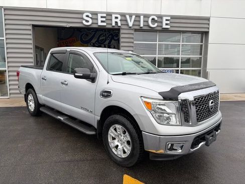 Used 2017 Nissan Titan 4x4 Crew Cab image 4