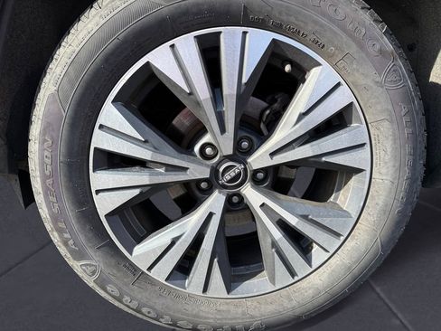 Used 2023 Nissan Rogue SV image 14