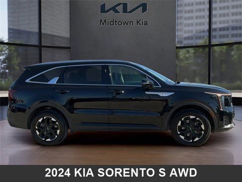 Used 2024 Kia Sorento S w/ Panoramic Sunroof Package image 2
