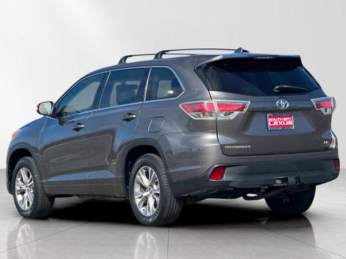 Used 2016 Toyota Highlander Plus FWD image 4