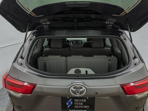 Used 2019 Toyota Highlander XLE AWD/4WD image 9