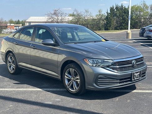 Used 2024 Volkswagen Jetta SE image 3