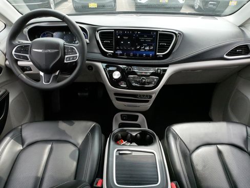 Used 2023 Chrysler Pacifica Touring-L FWD image 10