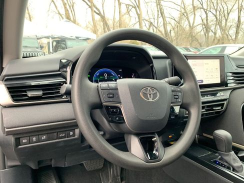 Used 2025 Toyota Camry LE image 33