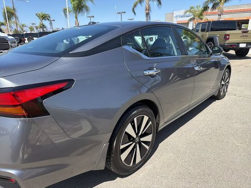 Used 2022 Nissan Altima 2.5 SV FWD image 12