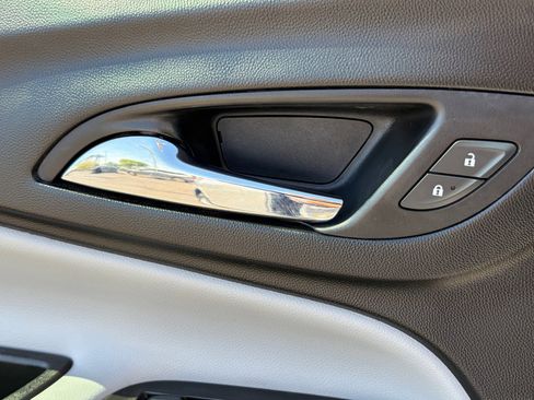 Used 2021 Chevrolet Equinox LS w/ LS Convenience Package image 18