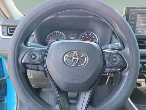 Used 2019 Toyota RAV4 LE FWD image 16