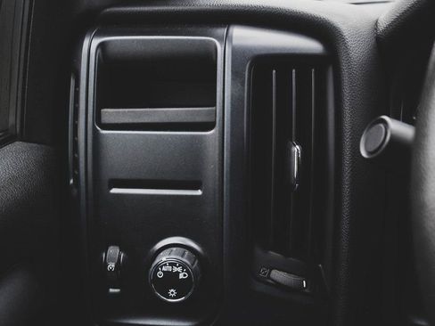 Used 2018 Chevrolet Silverado 1500 Custom w/ Custom Value Package image 8