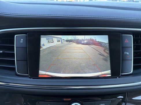 Used 2018 Buick Enclave Essence image 4