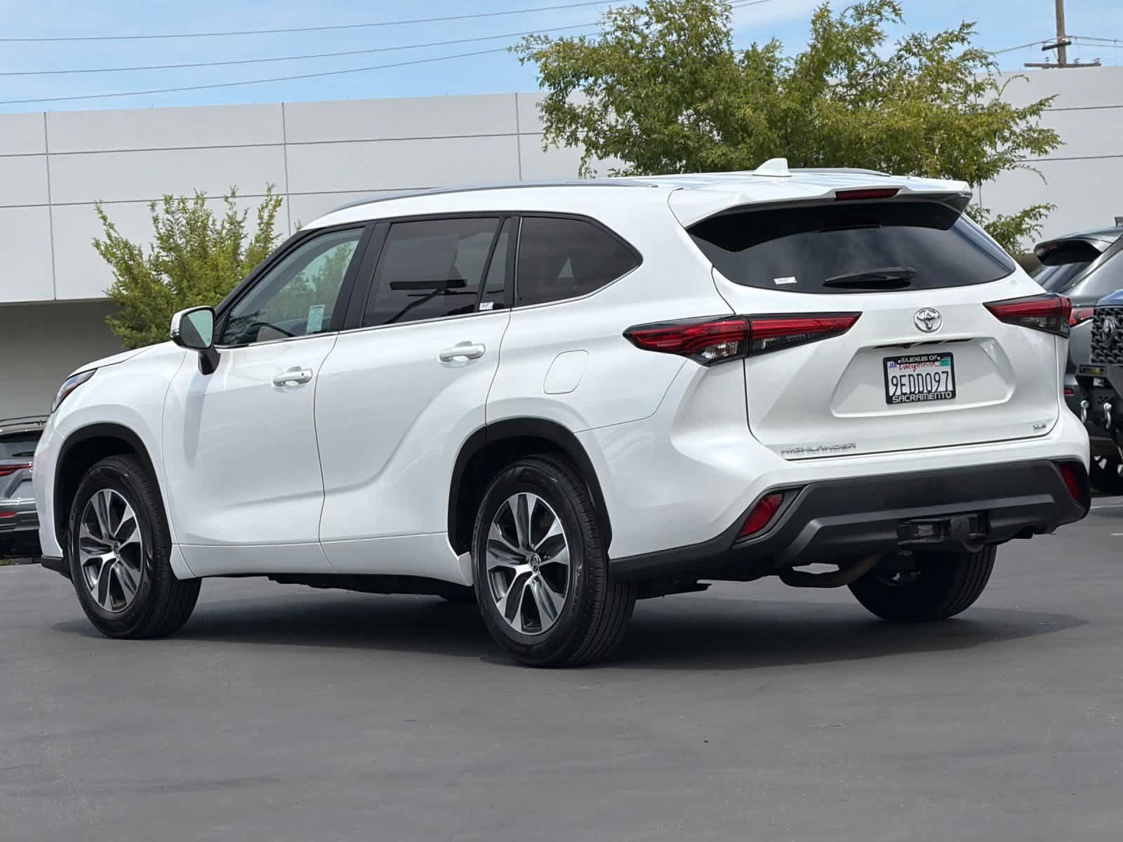 Used 2023 Toyota Highlander XLE FWD image 7