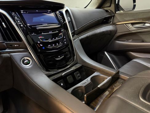 Used 2017 Cadillac Escalade Platinum AWD/4WD image 28