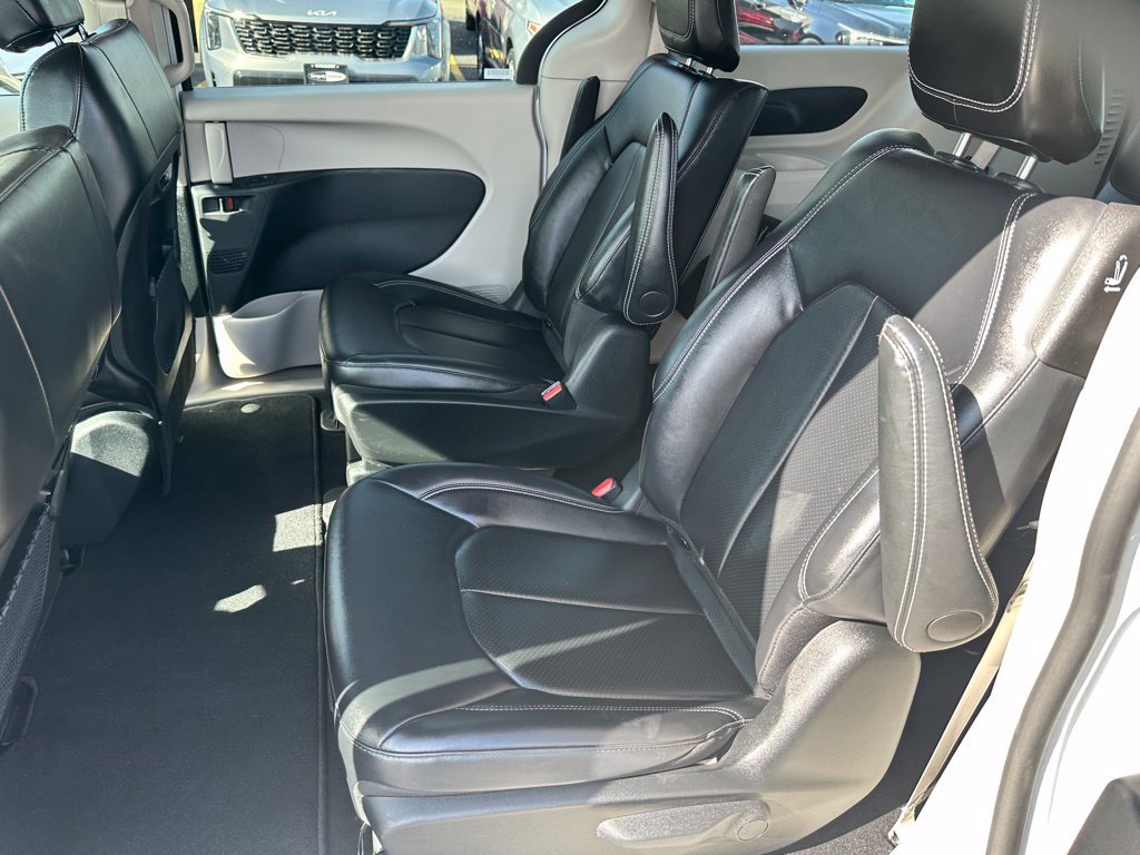 Used 2024 Chrysler Pacifica Limited FWD image 14