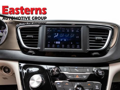 Used 2019 Chrysler Pacifica Touring-L FWD image 11