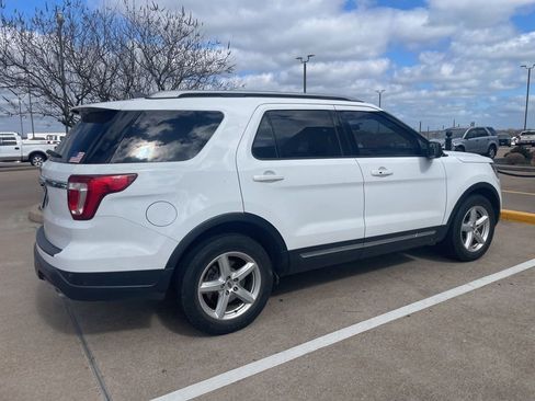 Used 2018 Ford Explorer XLT image 3