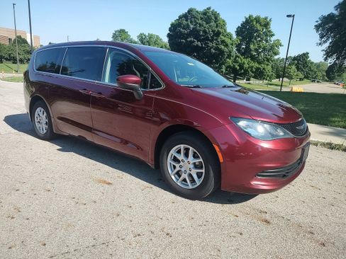 Used 2017 Chrysler Pacifica Touring FWD image 1