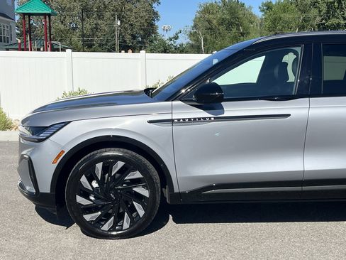 Used 2025 Lincoln Nautilus Reserve AWD/4WD image 2