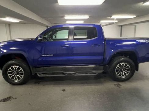 Used 2022 Toyota Tacoma TRD Sport w/ TRD Premium Sport Package AWD/4WD image 5