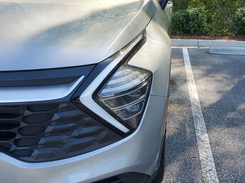 Used 2025 Kia Sportage LX image 4