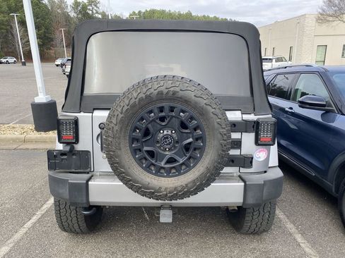 Used 2016 Jeep Wrangler Unlimited Sahara image 3