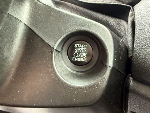 Used 2015 Jeep Renegade Latitude w/ Popular Equipment Group FWD image 24