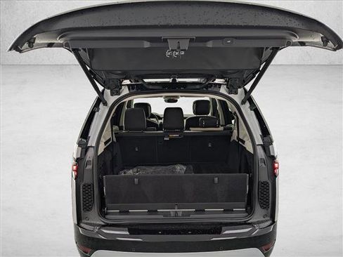 Used 2025 Land Rover Discovery Metropolitan Edition image 9