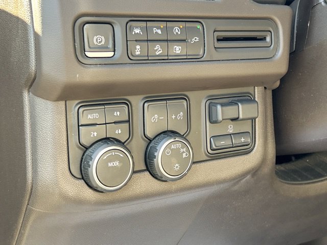 Used 2022 Chevrolet Tahoe Z71 w/ Luxury Package AWD/4WD image 38
