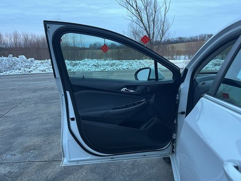 Used 2018 Chevrolet Cruze LT w/ Convenience Package image 11