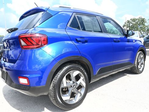 Used 2025 Hyundai Venue SEL FWD image 2