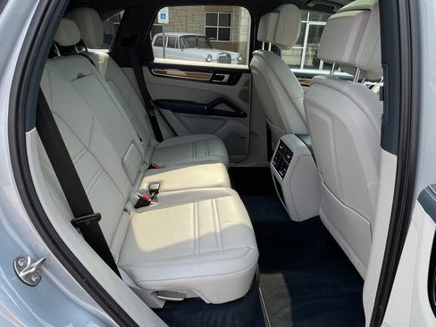 Used 2020 Porsche Cayenne AWD/4WD image 32