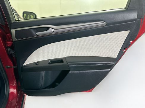 Used 2020 Ford Fusion SE w/ Equipment Group 151A image 28