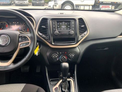 Used 2017 Jeep Cherokee Sport image 6