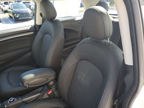 Used 2023 MINI Cooper 2-Door Hardtop image 17