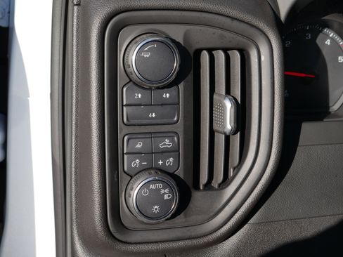 Used 2024 Chevrolet Silverado 2500 Custom w/ Custom Value Package image 5