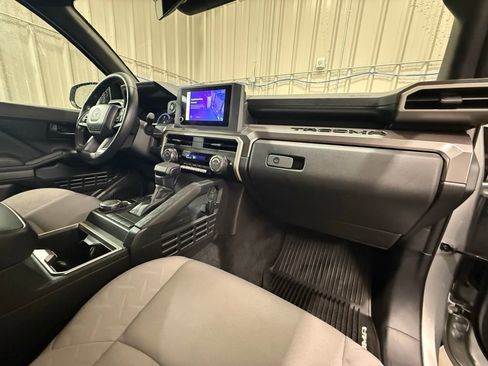 Used 2025 Toyota Tacoma SR5 AWD/4WD image 17