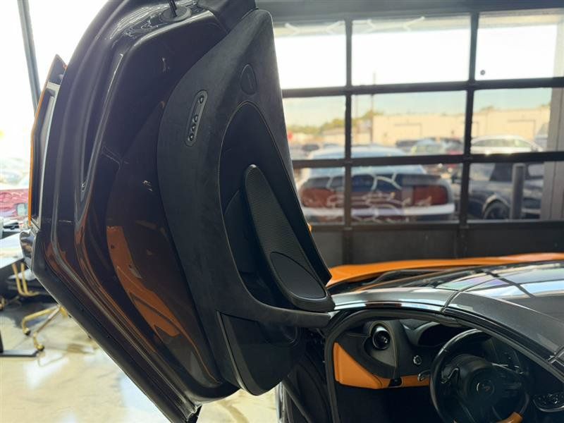 Used 2018 McLaren 570S Spider RWD image 45