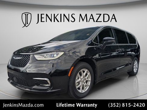 Used 2024 Chrysler Pacifica Touring-L image 3