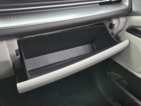 Certified 2023 Kia Carnival LX image 21