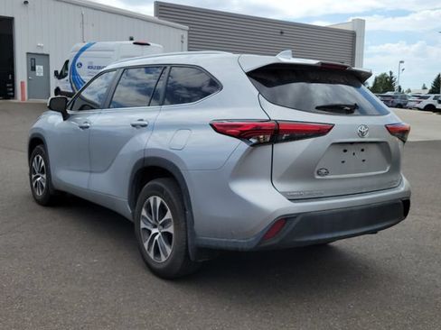 Used 2023 Toyota Highlander XLE AWD/4WD image 3